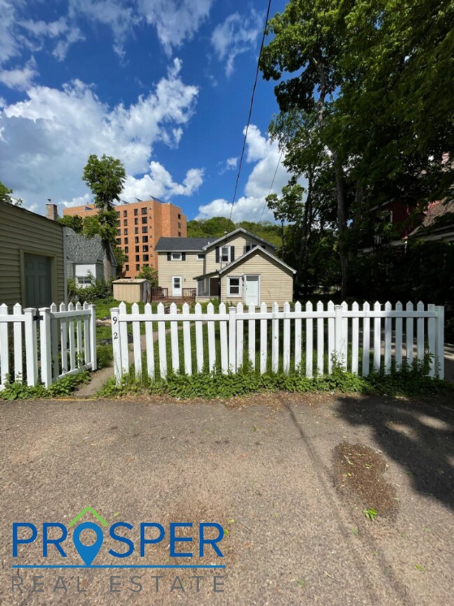 Building Photo - 912 S Farwell St
