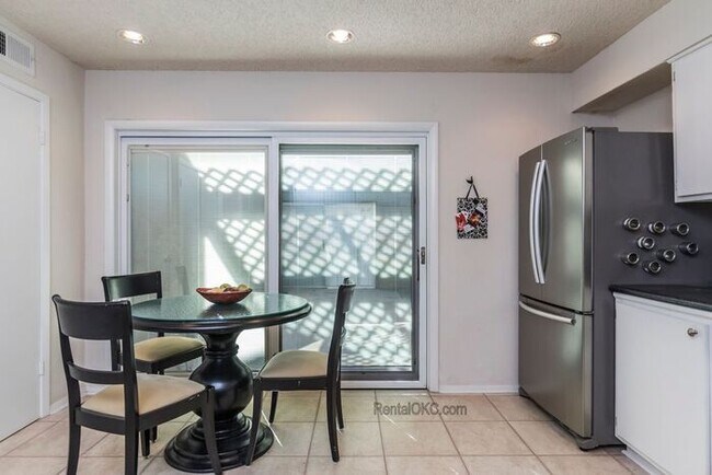 Foto del edificio - 4 Bed Condo adjacent to Penn Square Mall
