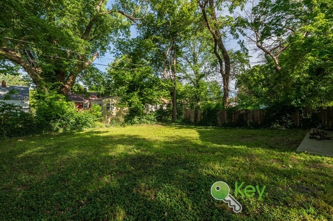 Building Photo - Freshly remodeled 2 bedroom + 2 bonus room...