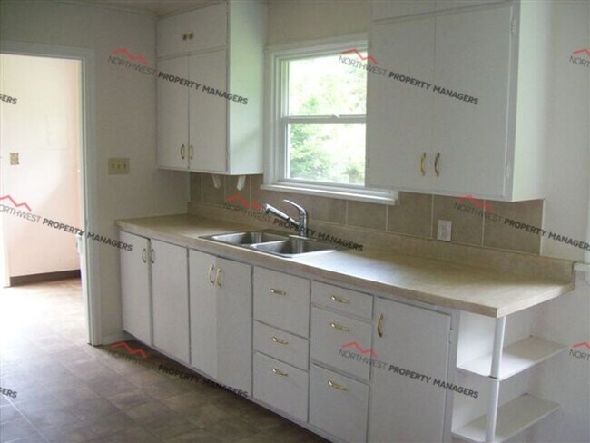 Foto del edificio - STATUS: AVAILABLE  | R93B | $1700