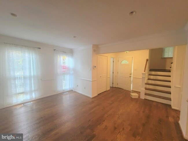 Building Photo - 9446 Cloverdale Ct