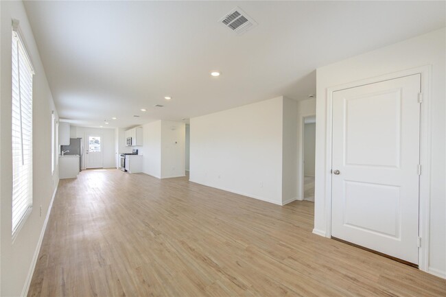 Building Photo - 617 Roaring Fls Dr