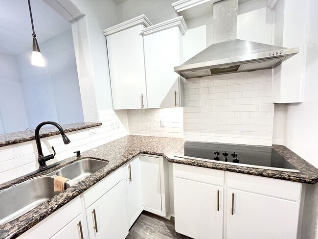 Foto del edificio - BEAUTIFUL CONDO WITH AMENITIES NEAR VANDER...