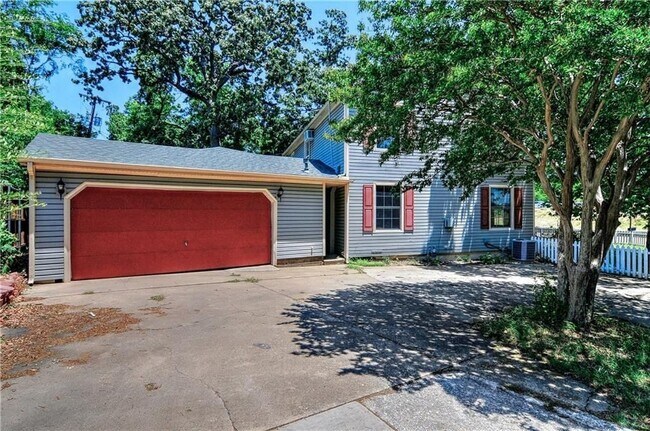 Building Photo - Big, Beautiful, Classic House with an Atta...