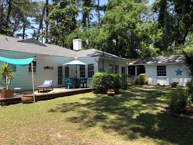 Building Photo - 6 Pinewood Ave
