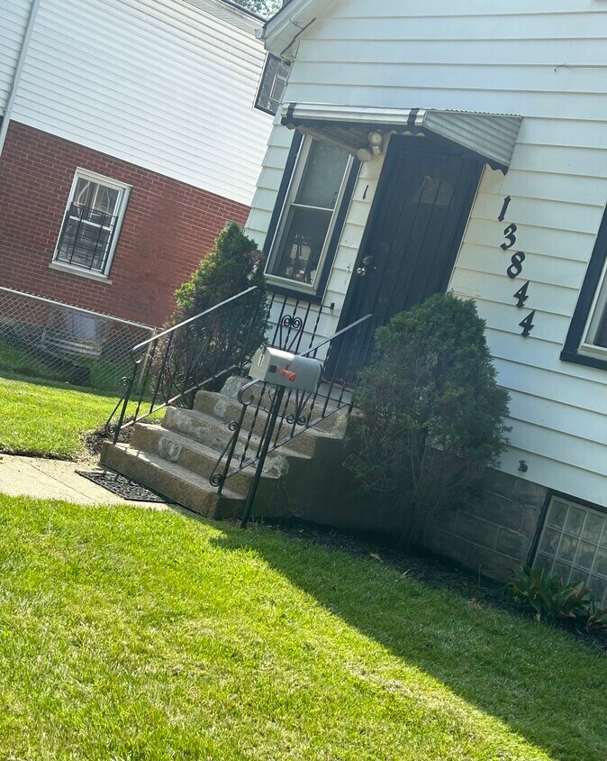 Quite area with walking distance to train - 13844 S La Salle St