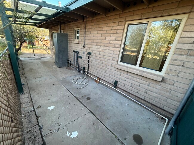 Conexiones para patio trasero/lavandería - 730 W 44th St