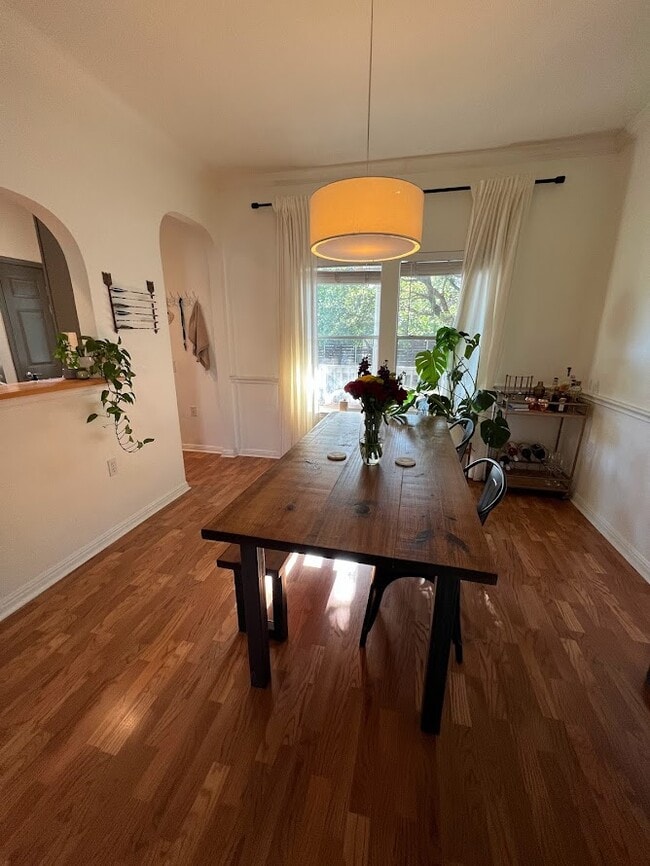 Dining - 1204 San Bernard St