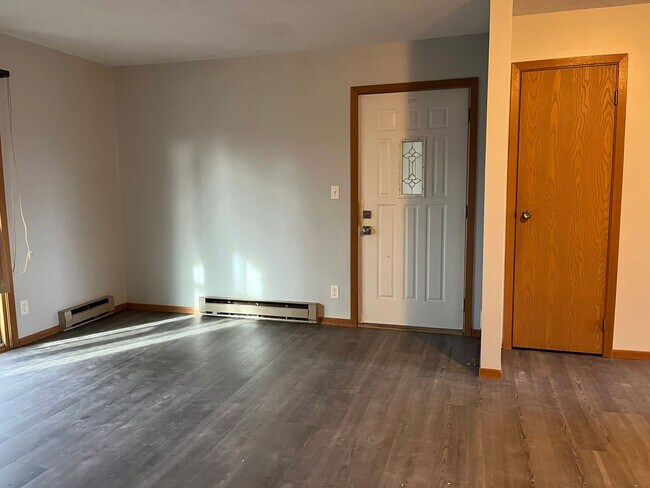 Foto del edificio - 2-bedroom & 1-bath Apartment + Garage in Hudson WI