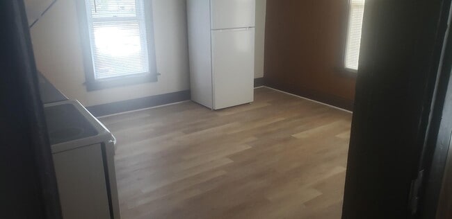 Building Photo - 1105 W Main St