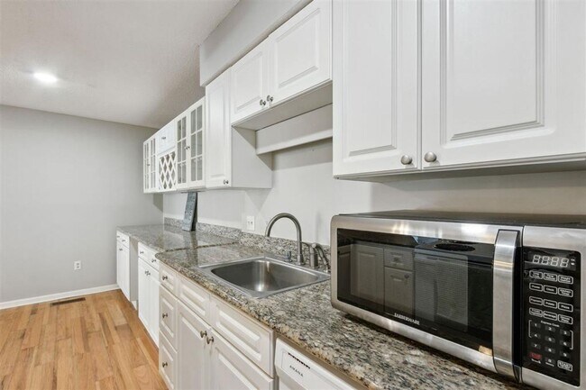 Foto del edificio - Charming 1BR Condo – Walk to the Beach! Fi...
