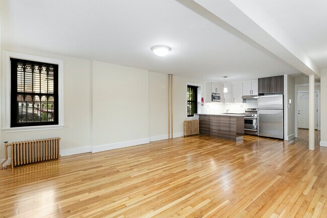 Building Photo - Spacious & Sunny Garden Floor Thru