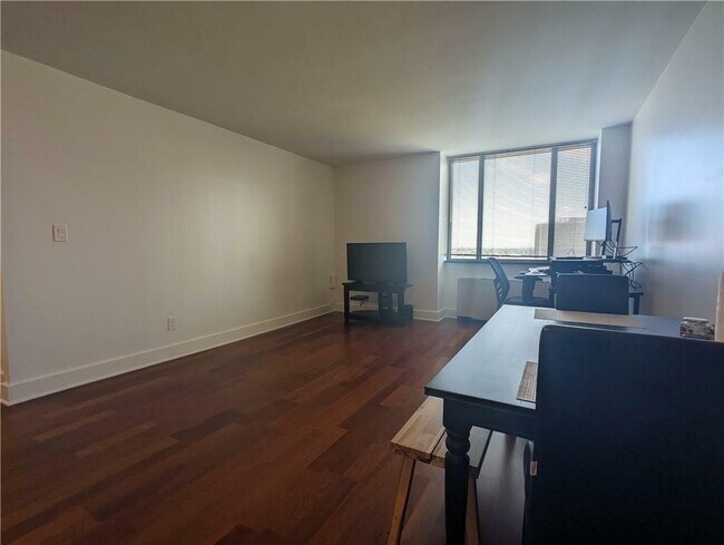 Foto del edificio - 600 E 8th St