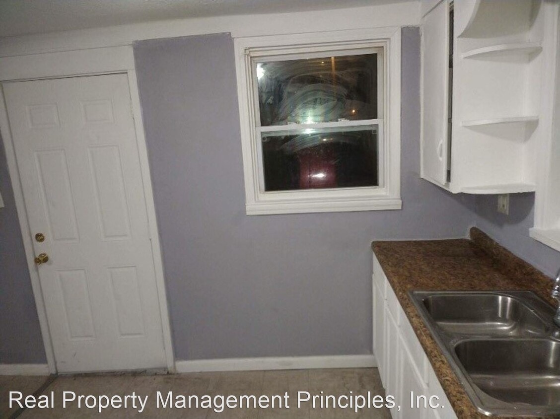 Building Photo - 2 br, 1 bath House - 217 1/2 W. Hyde Park ...