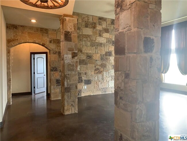 Building Photo - 739 Mission Heights