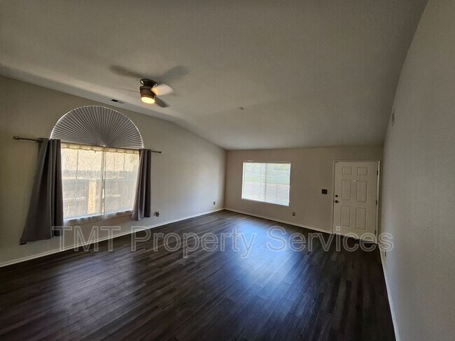 Building Photo - 3533 Des Moines Dr