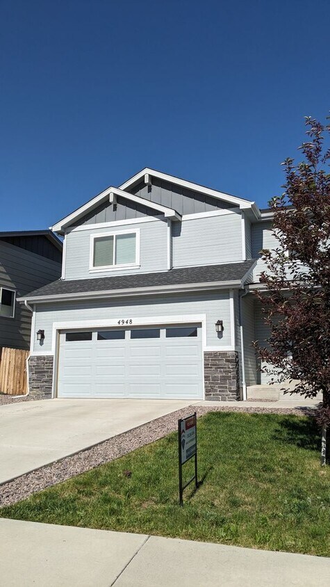 Foto principal - BEAUTIFUL TWO STORY 4 BDRM 4 BATH HOME WIT...
