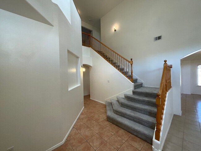 Building Photo - 5 Bedroom Home Available in Ventana Ranch ...