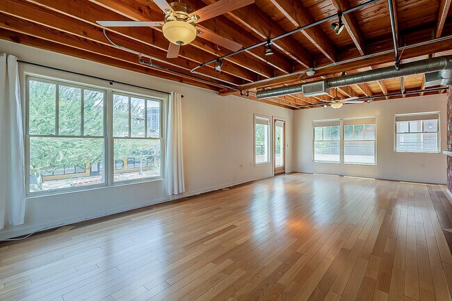 Building Photo - Live Downtown! Move Right In!