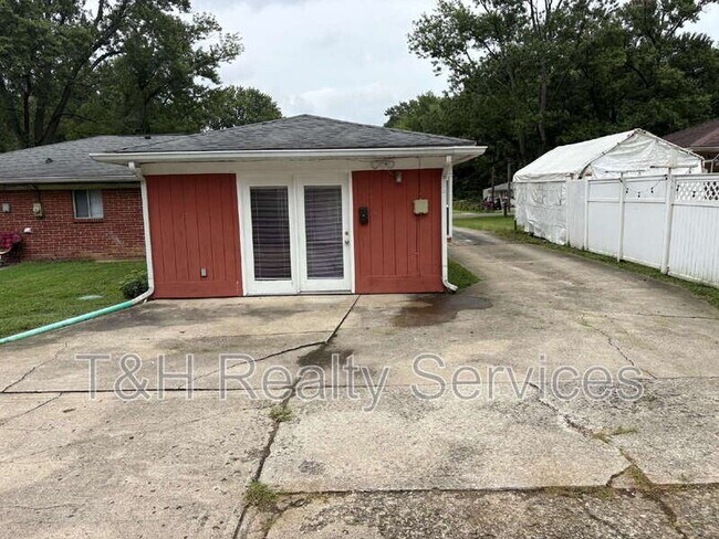 Building Photo - 5050 Hardegan St