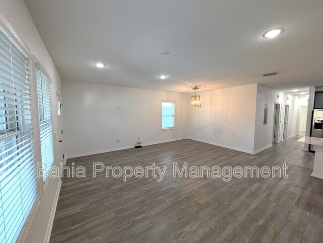 Building Photo - 1707 E Columbus Dr