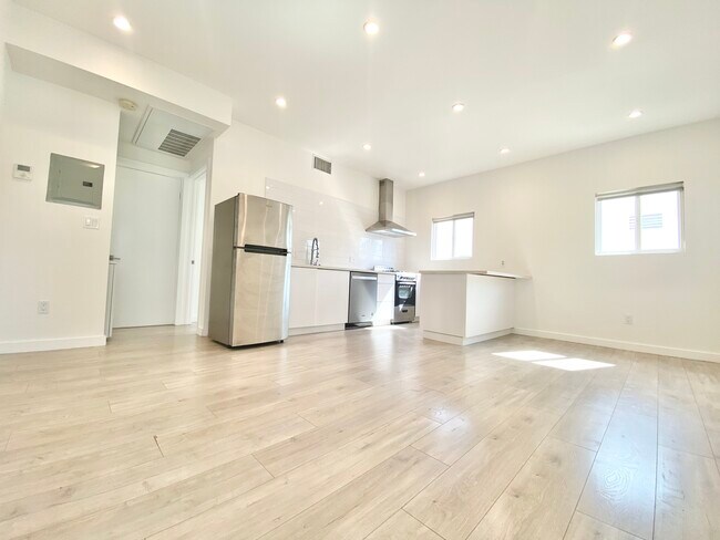 Building Photo - 2508 N. London St Los Angeles, CA 90026