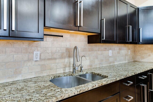 Building Photo - 1104 E St Catherine St