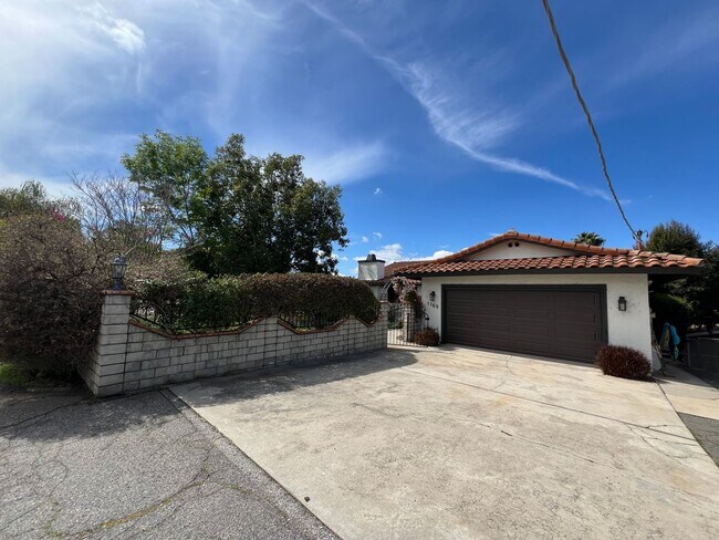 Building Photo - Welcome to this beautiful 4-bedroom, 3-bat...