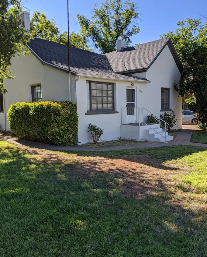 Primary Photo - Charming Downtown Cottage