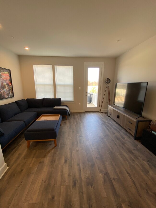 Building Photo - 295 Phoenix Dr