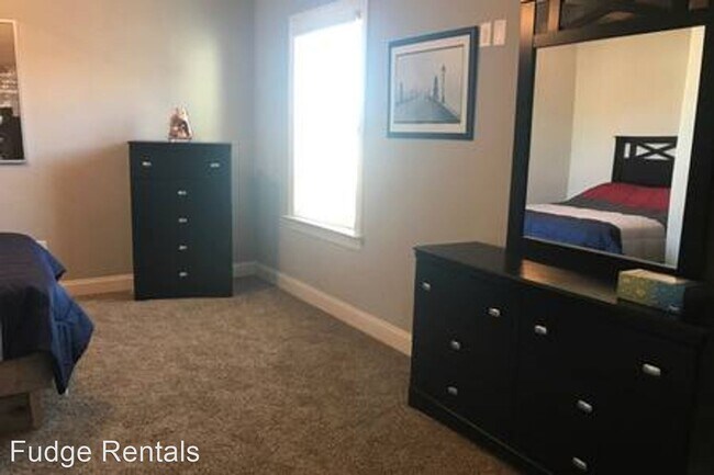 Building Photo - 4 br, 4.5 bath House - 438 Walker Circle