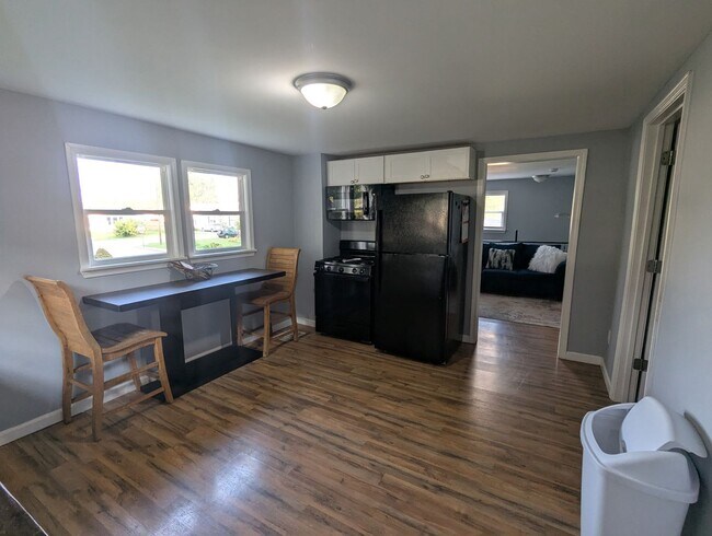 Foto del edificio - Beautifully renovated 3 bedroom furnished ...