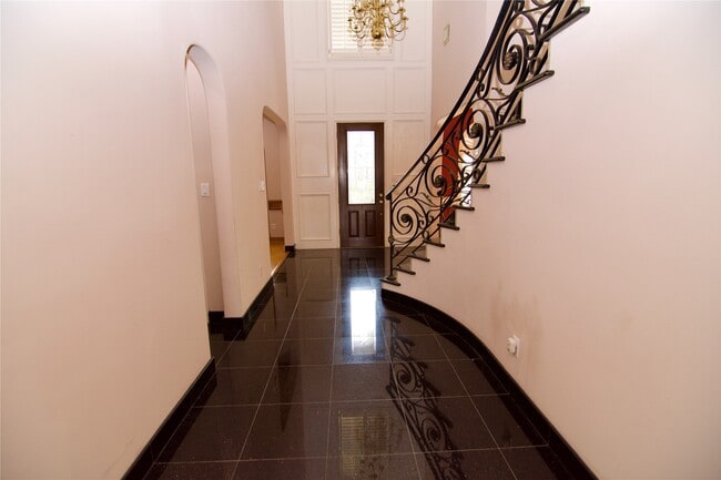 Foto del edificio - 3015 Bonnebridge Way Blvd