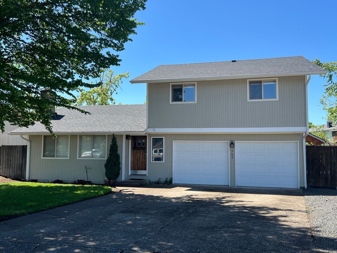Foto principal - 3 Bedroom / 2.5 Bath Home located in Sprin...