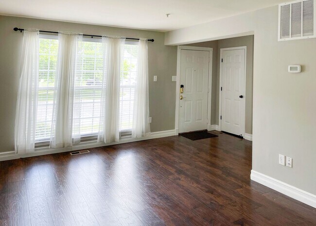 Building Photo - Cozy 3 BR/2 Full BA & 2 Half BA Townhome i...