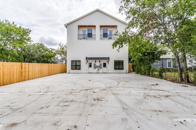 Foto del edificio - 3208 Forest Park Blvd