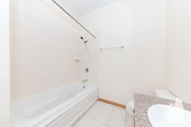 Building Photo - 3 bedroom in Chicago IL 60614