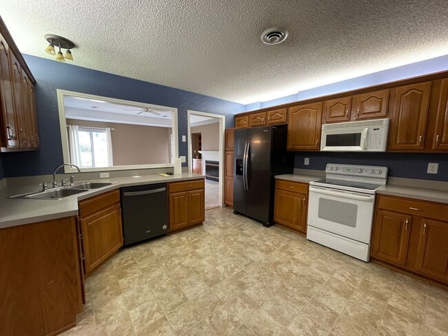 Building Photo - CUTE TOWN HOME ON WEST SIDE! FENCED IN YARD!