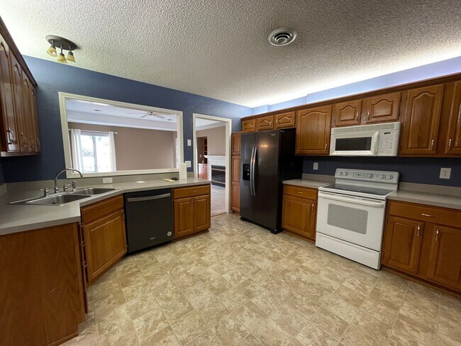 Foto del edificio - CUTE TOWN HOME ON WEST SIDE! FENCED IN YARD!