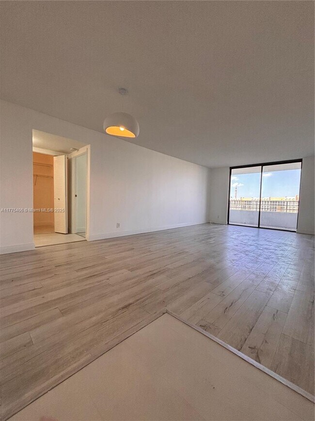 Foto del edificio - 600 Three Islands Boulevard