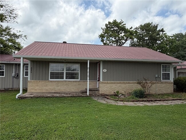Building Photo - 320 S Country Club Rd