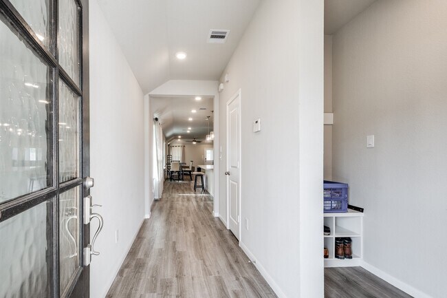 Foto del edificio - 5003 Bluebird Song Ln