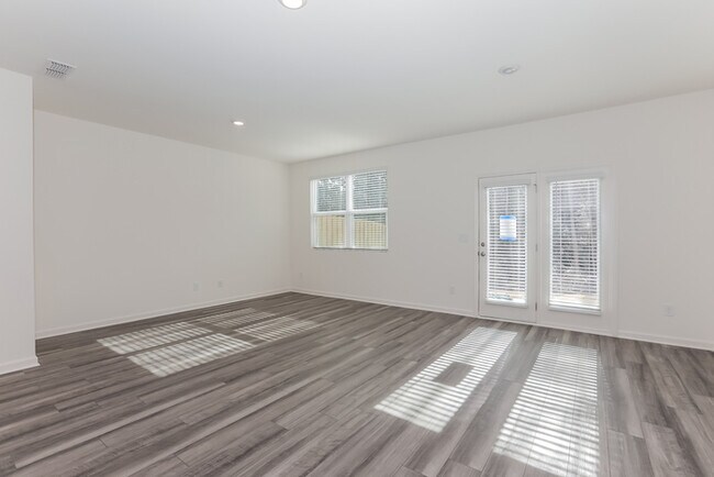 Building Photo - Fantastic 3bd/2.5ba home! Coming soon!