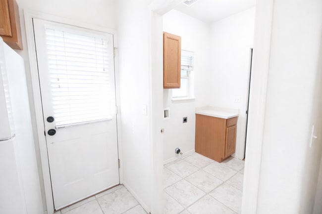 Building Photo - Beautiful 2x2.5 townhouse in NW Crossing!