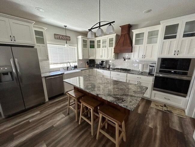 Building Photo - 5 bedroom, 4bath home in Ham Lake with lar...