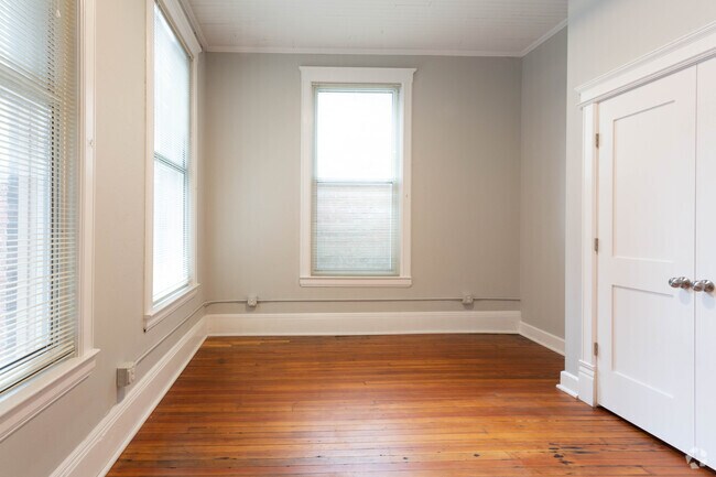 2HAB, 2BA_1100SF - The Wood Building