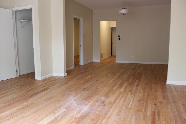 Foto del edificio - 527 N Marshfield Ave
