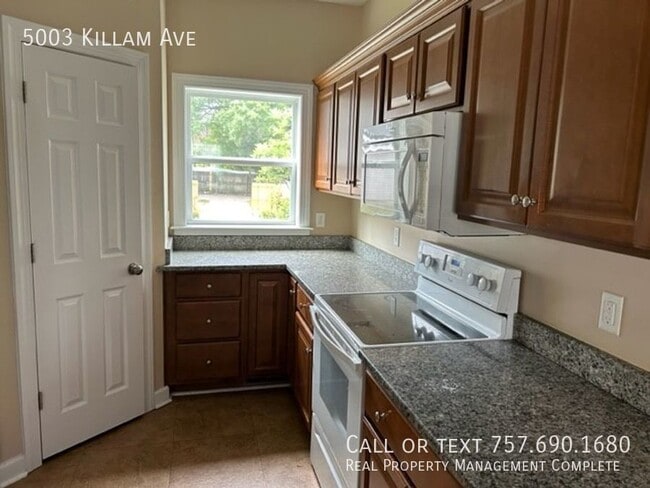 Building Photo - 5 BR, 5BA 2,400 square feet house, 8-minut...