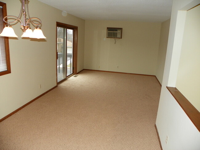 Building Photo - Upper Unit in 4Plex for Available Septembe...