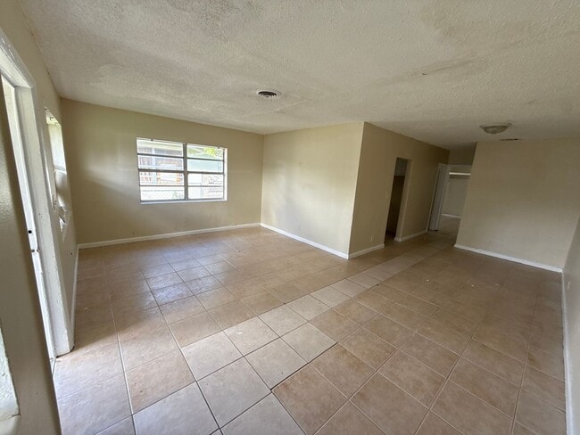 Foto del edificio - Large 3-1.5 duplex with central air and ho...